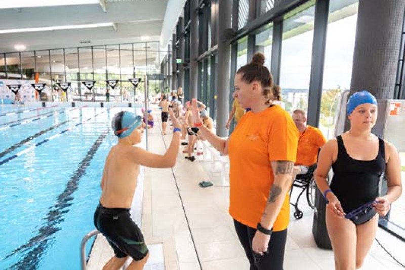 Jonava tapo Lietuvos sporto širdimi: baseine – plaukimo varžybos "#PlaukiamJonavoj"