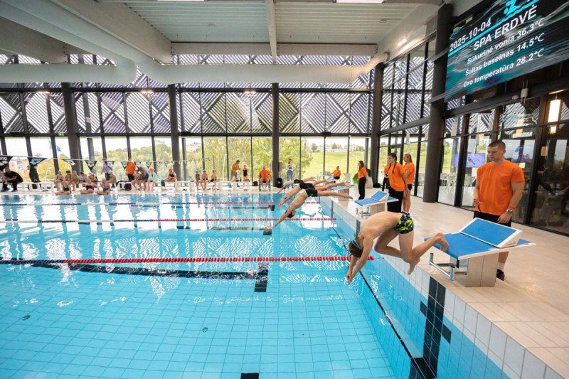 Jonava tapo Lietuvos sporto širdimi: baseine – plaukimo varžybos "#PlaukiamJonavoj"