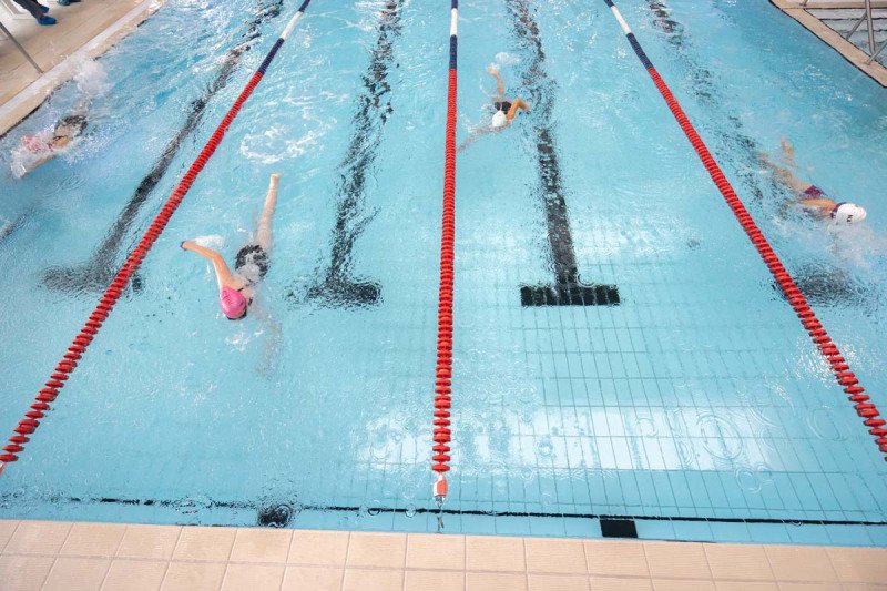 Jonava tapo Lietuvos sporto širdimi: baseine – plaukimo varžybos "#PlaukiamJonavoj"