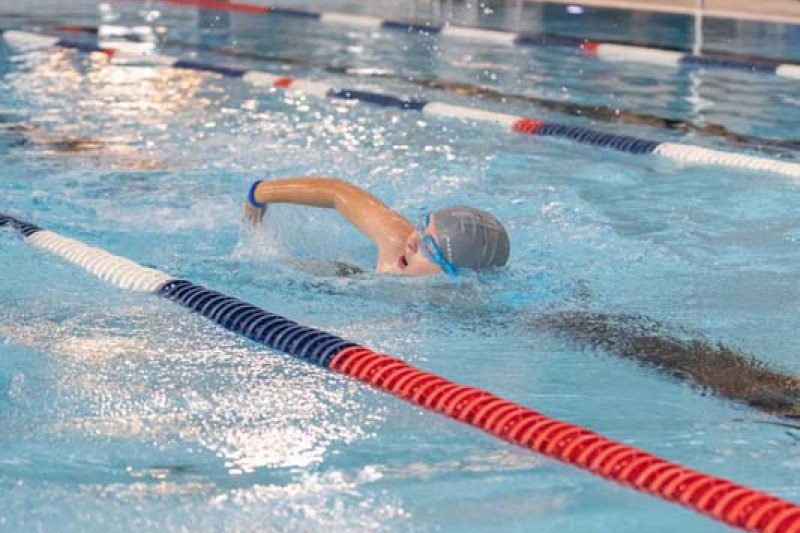 Jonava tapo Lietuvos sporto širdimi: baseine – plaukimo varžybos "#PlaukiamJonavoj"