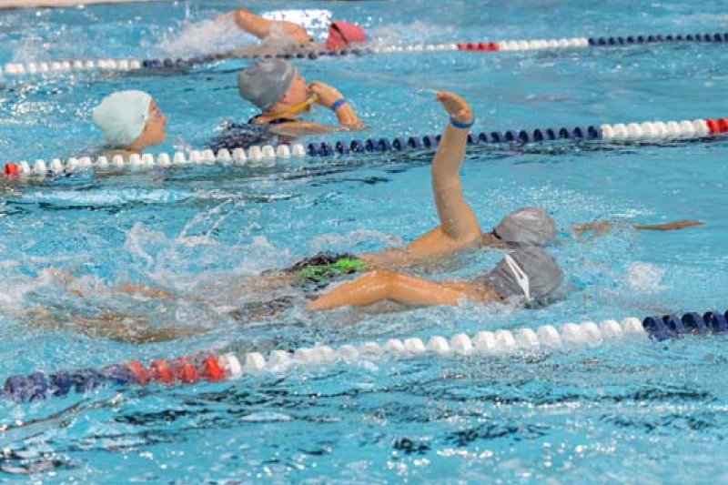 Jonava tapo Lietuvos sporto širdimi: baseine – plaukimo varžybos "#PlaukiamJonavoj"