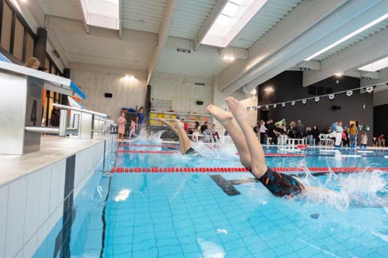 Jonava tapo Lietuvos sporto širdimi: baseine – plaukimo varžybos "#PlaukiamJonavoj"