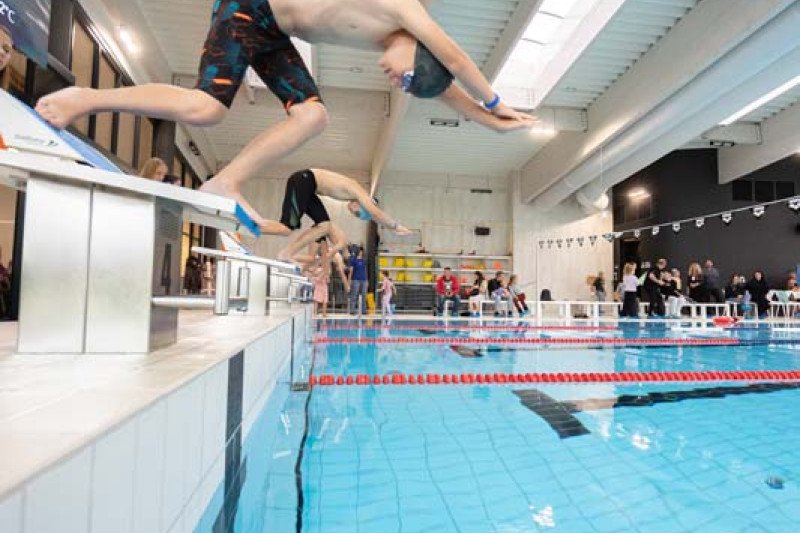 Jonava tapo Lietuvos sporto širdimi: baseine – plaukimo varžybos "#PlaukiamJonavoj"