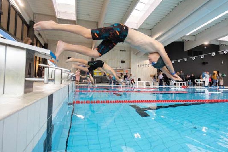 Jonava tapo Lietuvos sporto širdimi: baseine – plaukimo varžybos "#PlaukiamJonavoj"