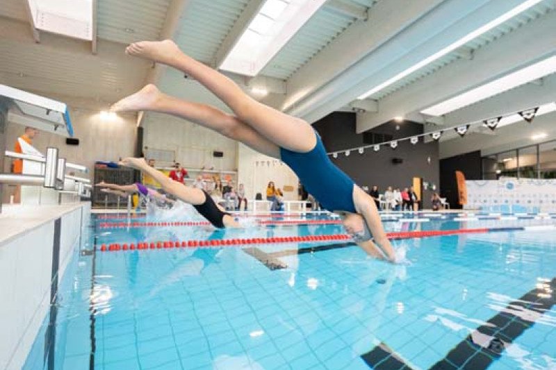 Jonava tapo Lietuvos sporto širdimi: baseine – plaukimo varžybos "#PlaukiamJonavoj"