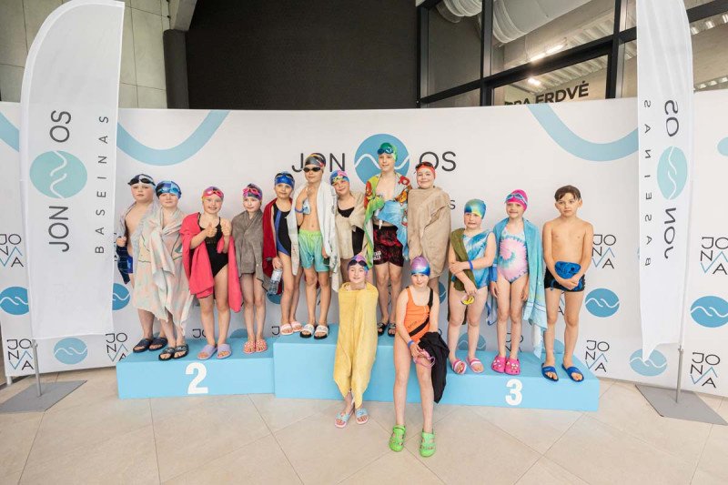 Plaukimo varžybose ,,Jonavos SPLASH” apdovanoti greičiausi Jonavos miesto antrokai