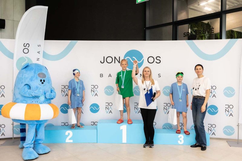 Plaukimo varžybose ,,Jonavos SPLASH” apdovanoti greičiausi Jonavos miesto antrokai